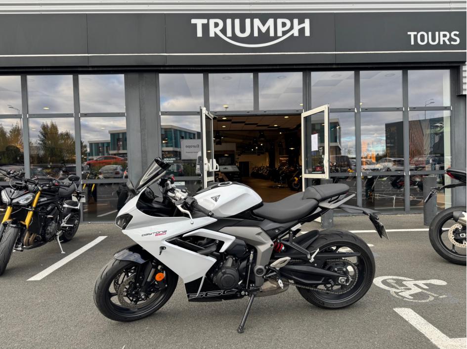 TRIUMPH 	DAYTONA 660