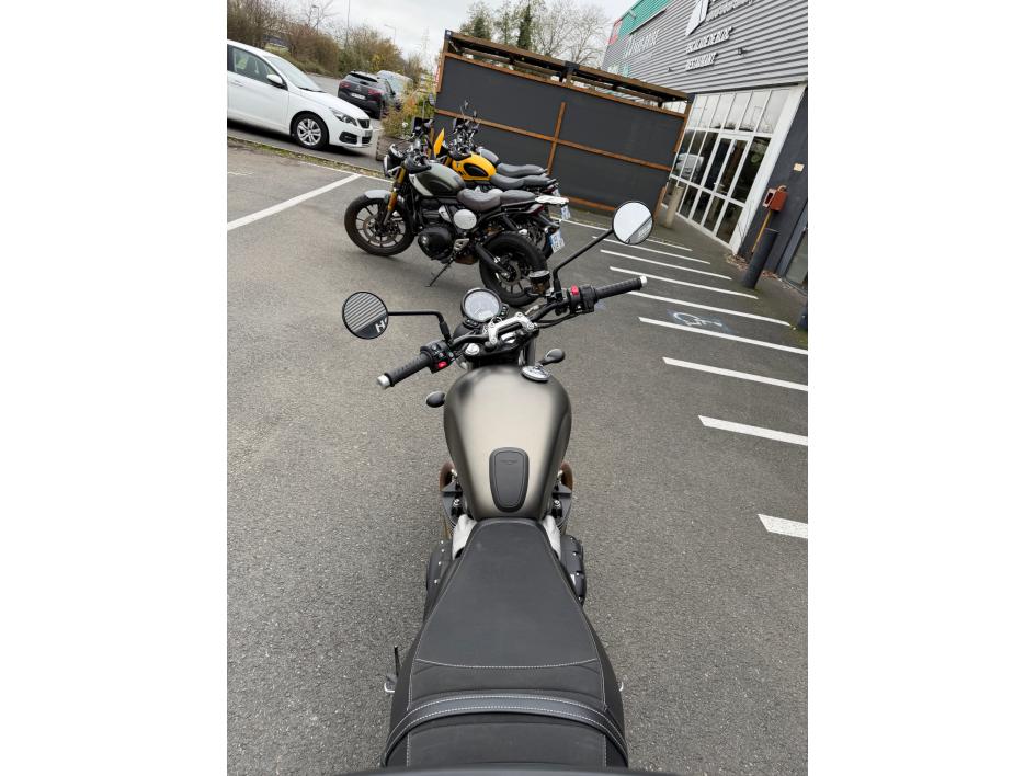 TRIUMPH STREET TWIN  900