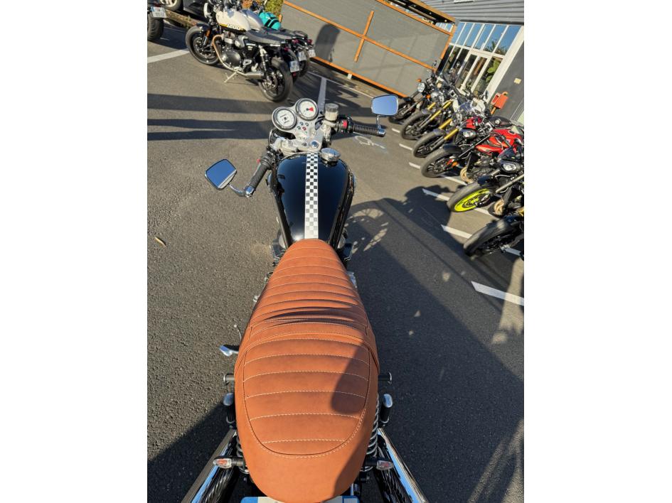 TRIUMPH THRUXTON 900